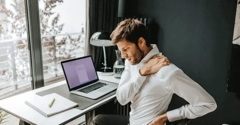 Hombre con Dolor de Cuello